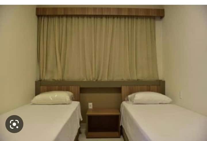 Ოთახი ორადგილიანი საწოლებით და კონდიციონერით.