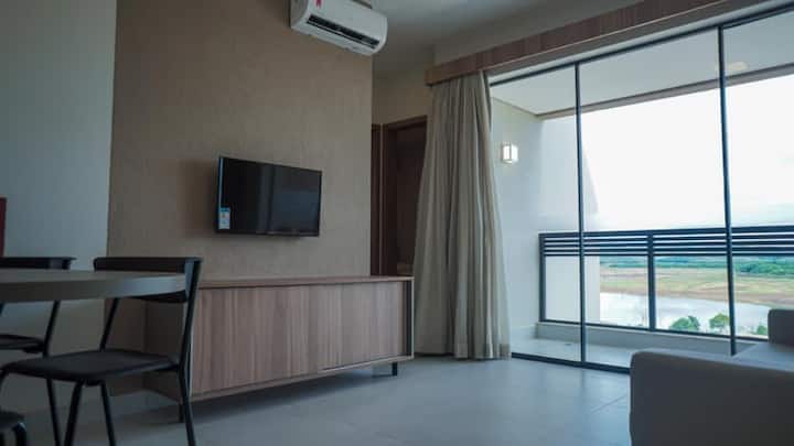 მისაღები ოთახი ორადგილიანი გასაშლელი დივნით და LED-ტელევიზორით საკაბელო არხებით. Მაგიდა 4 სკამით, აივნით, ტელეფონით და ამერიკული სამზარეულოთი, კარადებით, მინიბარითა და მიკროტალღური ღუმელით. Მას 6 ადამიანამდე კომფორტულად სძინავს.