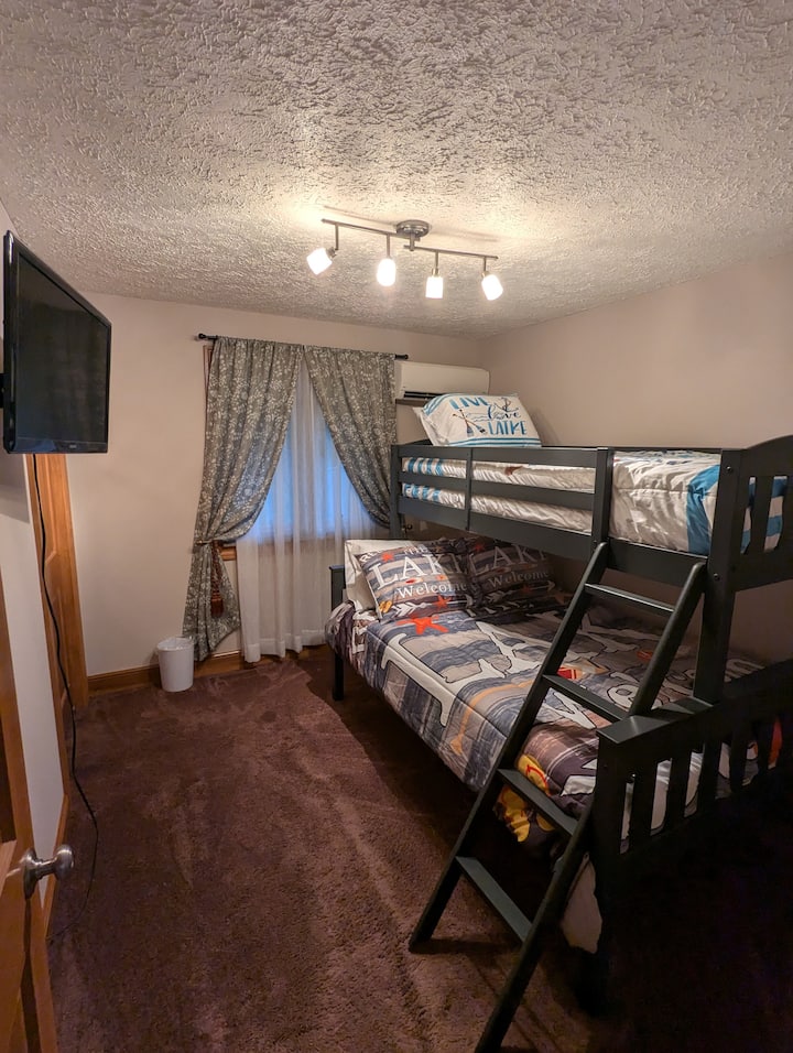 A view of the full/twin bedroom