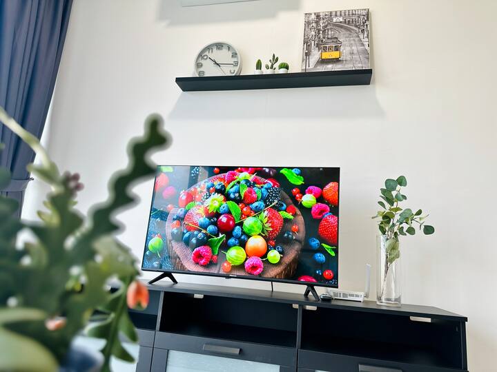 客厅配有电视和2张沙发床、1张单人床、全功能厨房橱柜、餐桌、洗衣机、冰箱、滤水器、微波炉、电炉、