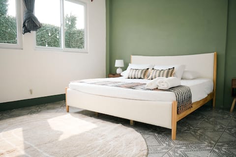 Apartment with Swimming Pool & Garden