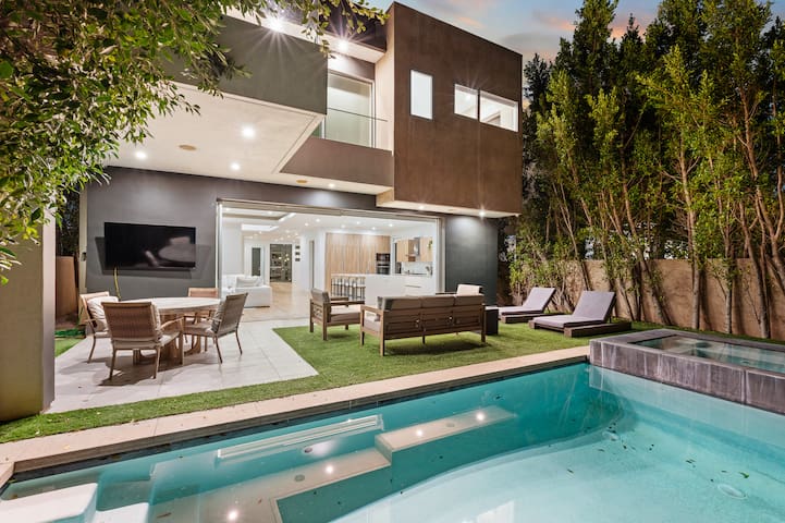Elegant Modern Retreat w/ Pool & Spa in Prime WeHo gallery image 2