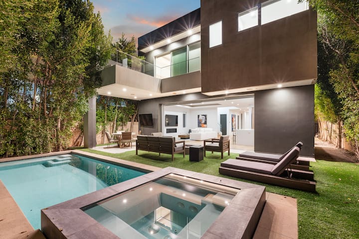 Elegant Modern Retreat w/ Pool & Spa in Prime WeHo