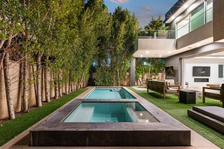 Elegant Modern Retreat w/ Pool & Spa in Prime WeHo gallery image 3