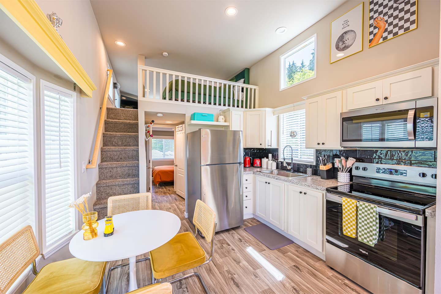 Rainforest Tiny Home Retreat: Retro photo 4