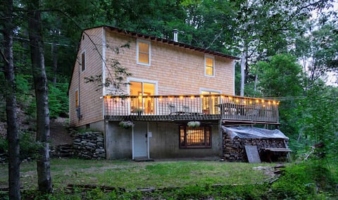 Hidden Forest Cabin: Kitchen, Deck, Babbling Brook