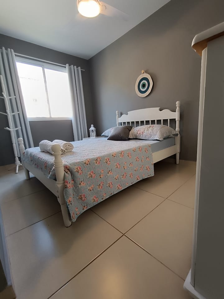 ห้องเตียงใหญ่พร้อมห้องสวีทเตียงควีนไซส์
Rede de Proteção.
มีตู้เสื้อผ้าให้บริการ
Cabideiro.
เครื่องนอน 
- พัดลมเพดาน
ผ้านวมเสริม