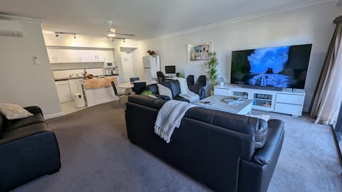 Top performing Airbnb: City Apt-2xfree parking+Pool+Gym in Perth