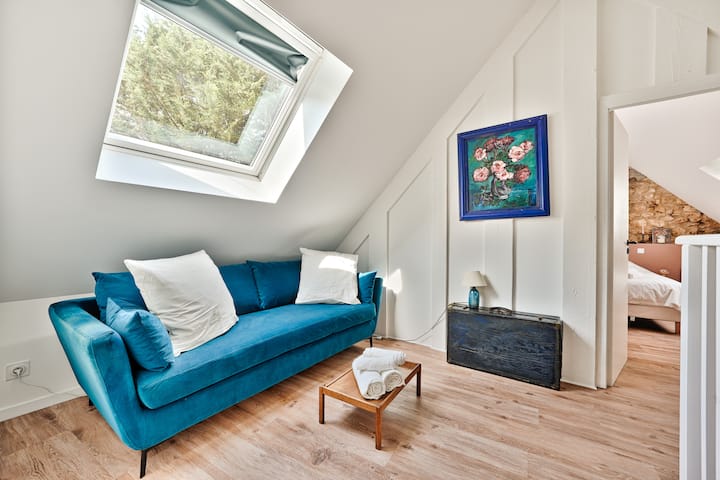 Mali udobni dnevni boravak na međukatnom prostoru za mirnije trenutke. Sofa se može rasklopiti i postati krevet za 2 osobe za slatku noć pod krovom. 

Velux s roletom za zamračivanje. 