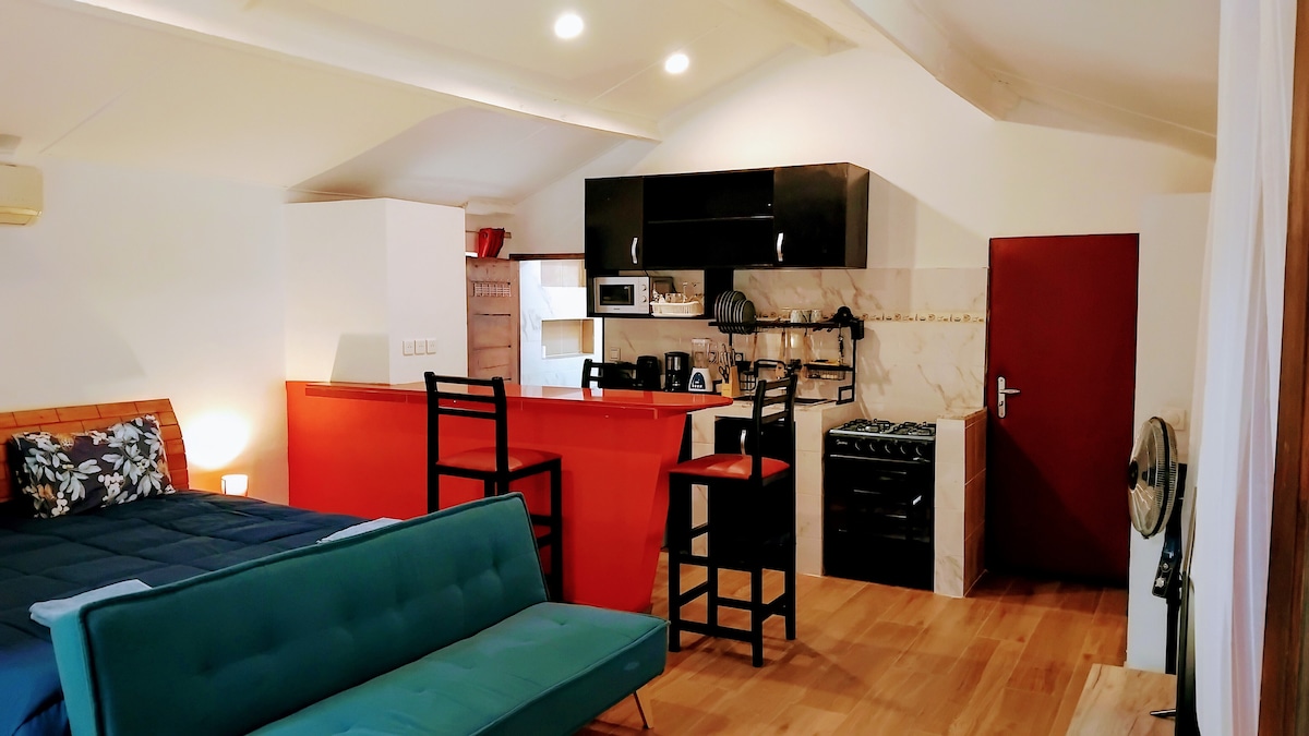 В спалнята има легло от 1м80 * 2 м. Диванът се разгъва и прави легло 1m80 * 1m10.