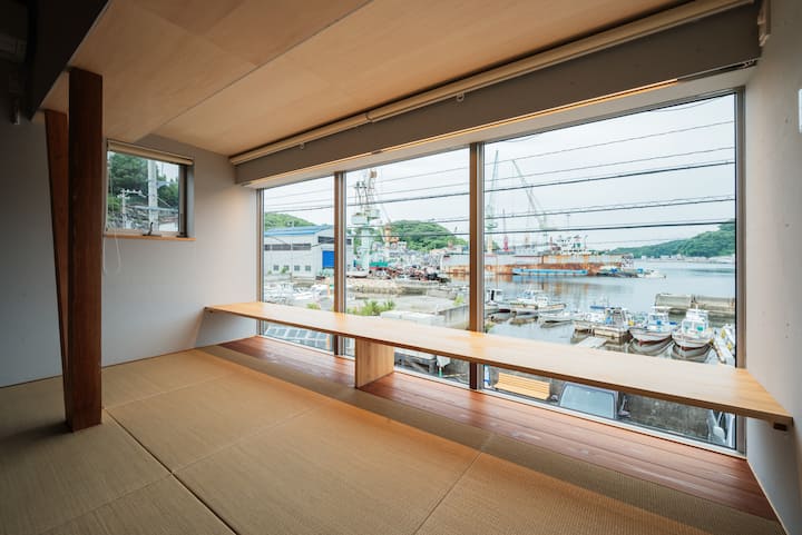 家島らしい景色が一望できるお部屋です。