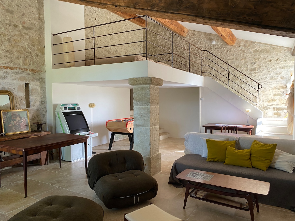 Chumba cha kulala cha mezzanine chenye vitanda 2 vya mtu mmoja 100x200 + kituo cha maji 
Chumba cha mezzanine chenye vitanda 2 vya mtu mmoja (100x200) + bafu