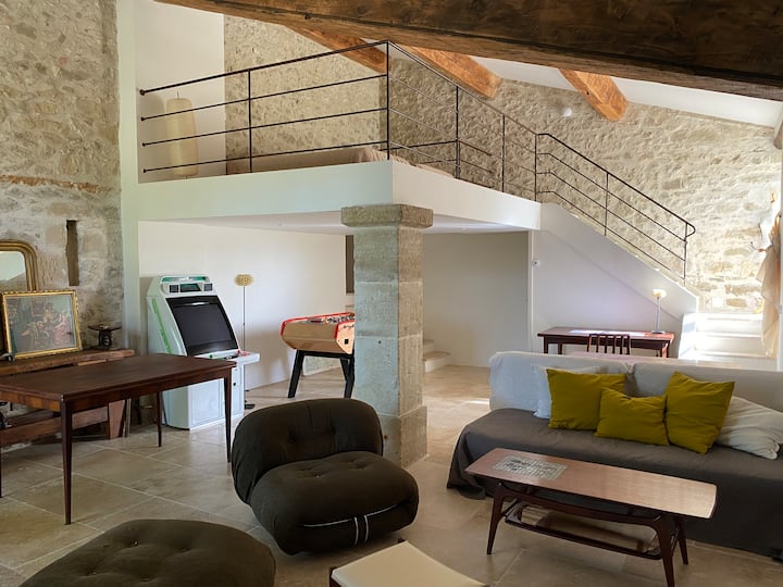 Mezanínová spálňa s 2 samostatnými lôžkami 100 x 200 a viac vodným bodom 
Mezanínová izba s 2 samostatnými lôžkami (100 x 200) + kúpeľňa