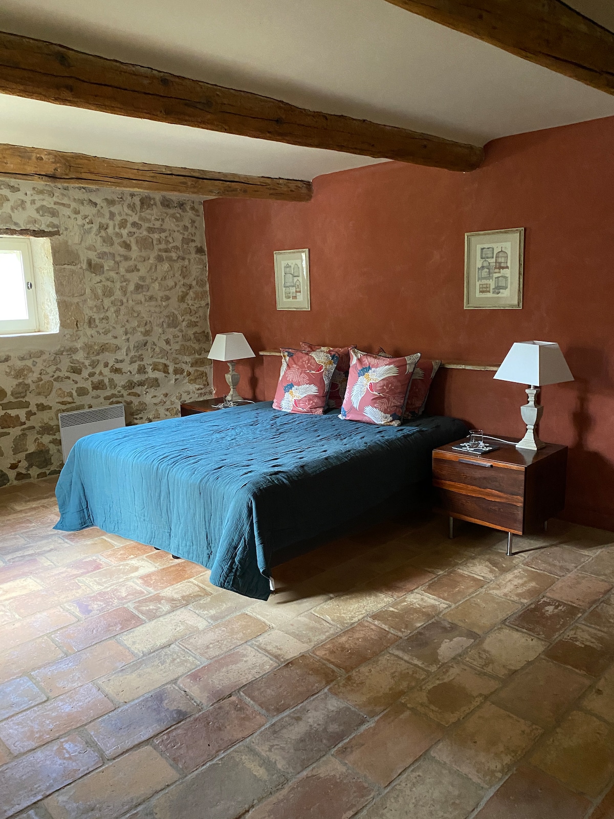 Suite "Oiseaux" nchini DRC 
Na bafu la ubatili mara mbili + choo 

Vyumba kwenye ghorofa ya chini
Ukiwa na bafu lenye sinki mbili + choo






