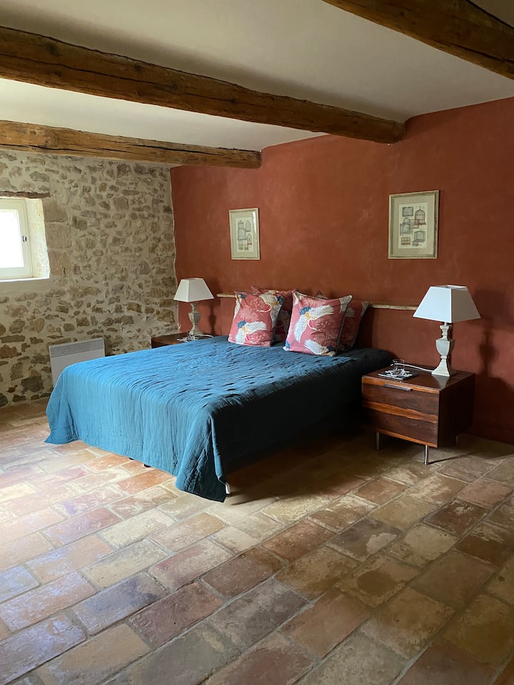 Apartmán „Oiseaux“ v KDR 
S dvojitou kúpeľňou a toaletou 

Apartmán na prízemí
S dvojitým umývadlom, vlastnou kúpeľňou a toaletou






