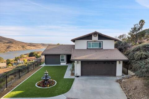 Luxury 4 BR w/ Serene Lake Views