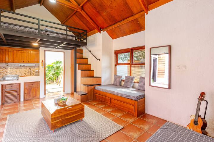 La zona del altillo/loft tiene capacidad para 3 personas