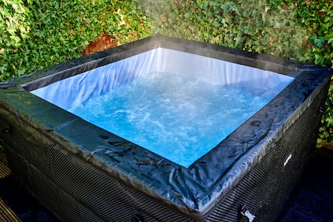 Garden Fire Pit + Event Space, Hot Tub, Sleeps 12