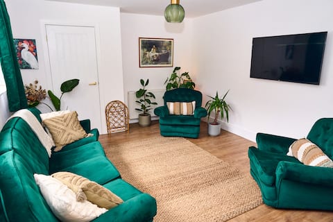 Garden Fire Pit + Event Space, Hot Tub, Sleeps 12