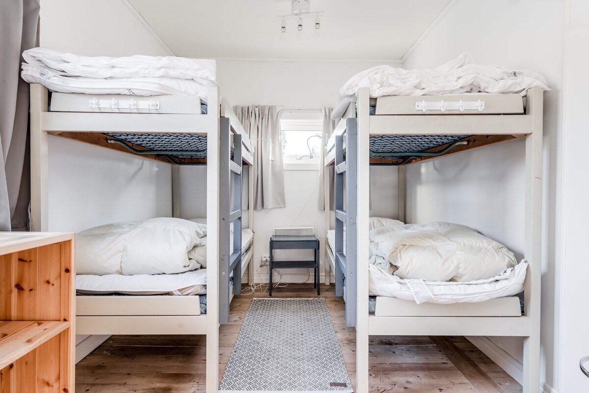 2 våningssängar med totalt 4 bäddar i sovrummet närmast hallen och köksdelen.