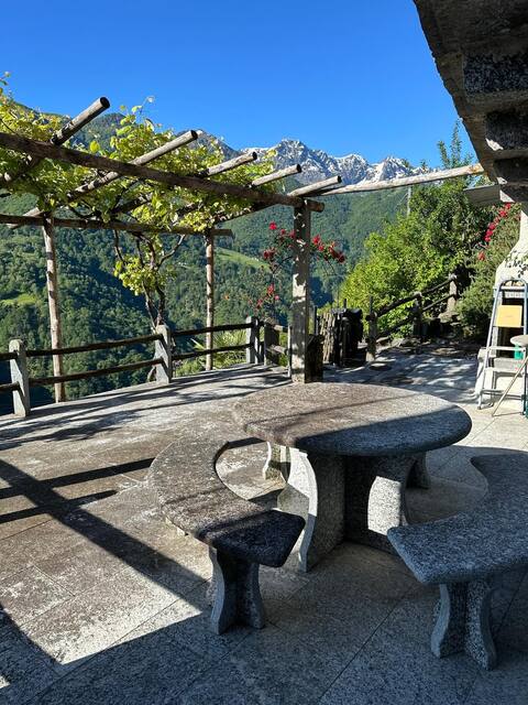Ticino house on the slope in Calezzo