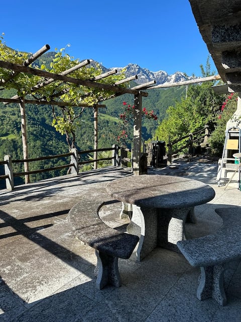 Ticino house on the slope in Calezzo