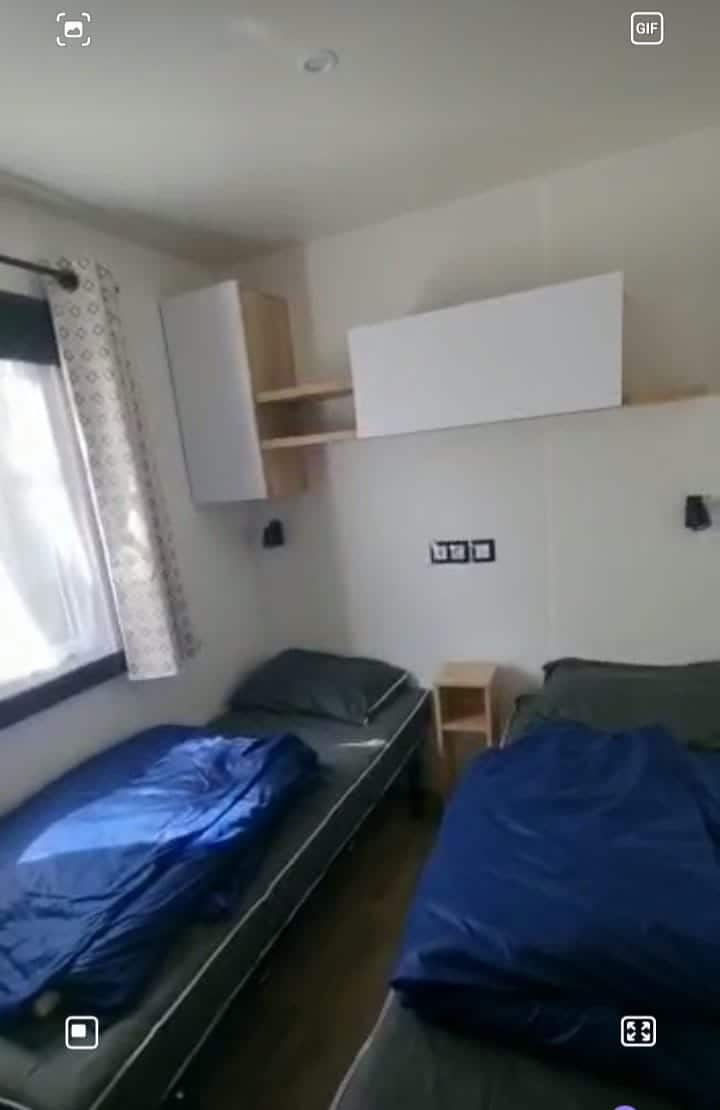 Rovnaká spálňa 1 a 3 s vysúvacími posteľami;
Kapacita na ubytovanie dvoch 90 lôžok alebo na premenu jedného tak, aby sa ponechalo len jedno lôžko.