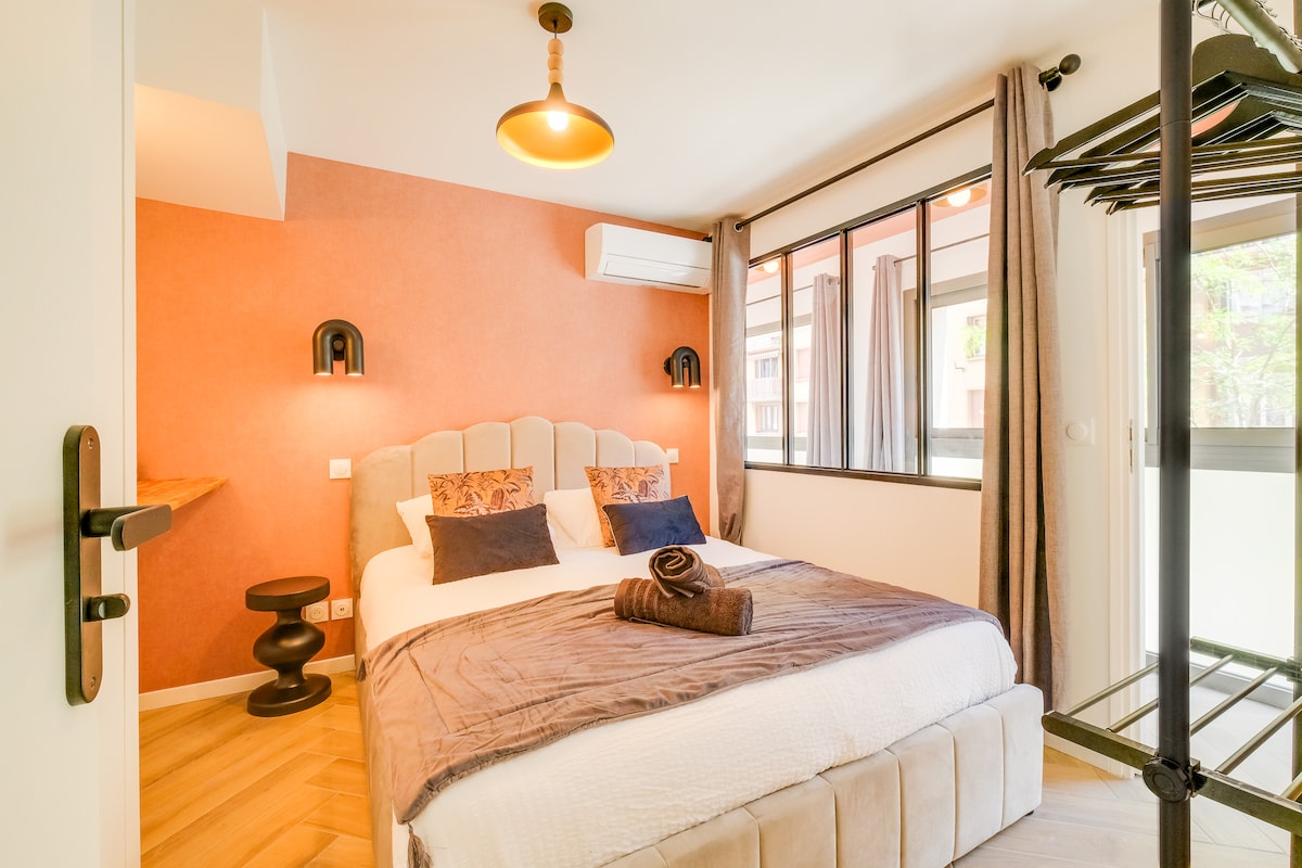 Schönes helles Zimmer, Klimaanlage, angrenzendes Badezimmer mit WC und italienischer Dusche. Queensize-Bett