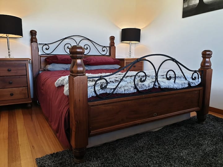 تحتوي الغرفة الأمامية على أردية مزدوجة مدمجة مع أبواب مرآة كاملة الطول.

يحتوي السرير الكبير على بطانية كهربائية وطاولتين بجانب السرير مع أدراج ومصابيح وشحن سهل للجهاز.

بالإضافة إلى مكتب مع كرسي مكتب ومصباح ونقاط شحن يو إس بي مزدوجة.