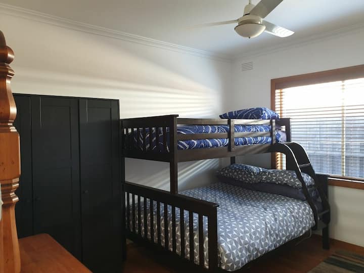 تحتوي الغرفة الثالثة على سريرين مفردين وسرير مزدوج وبطانيات كهربائية وخزانة ملابس ومنضدة تزيين مع الكثير من مساحة التخزين لملابسك ومرآة كاملة الطول.

يحتوي المكتب على كرسي مكتب ومصباح ونقاط طاقة مع نقاط شحن USB مزدوجة.