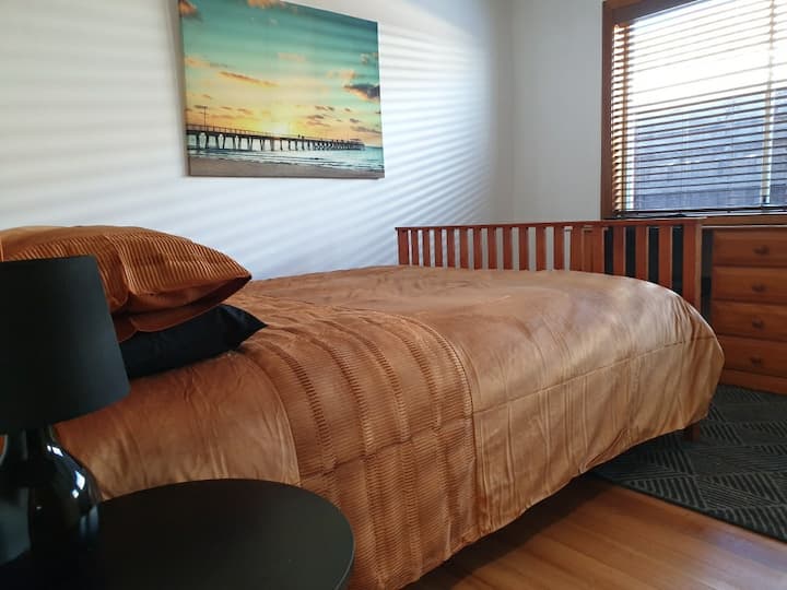 تحتوي الغرفة الوسطى على أردية مزدوجة مدمجة مع أبواب معكوسة كاملة الطول.

يحتوي السرير الكبير على بطانية كهربائية وطاولتين بجانب السرير ومصابيح وشحن سهل للجهاز. 

يحتوي المكتب على كرسي مكتب ومصباح ونقاط شحن يو إس بي مزدوجة.