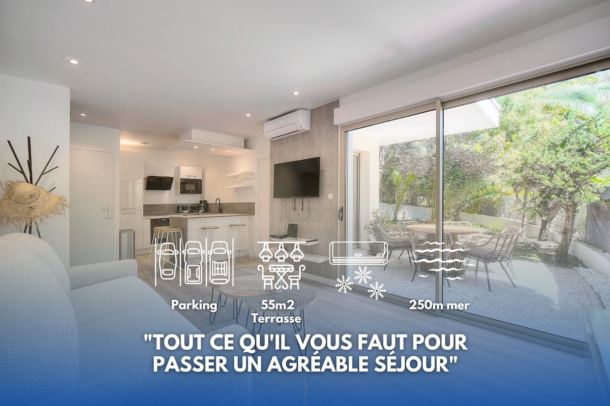 La terraza de 55 m² invita a comer al aire libre, reforzando la impresión de espacio de esta habitación abierta. Imagínese aquí, a dos pasos del mar, relajado bajo el aire acondicionado.