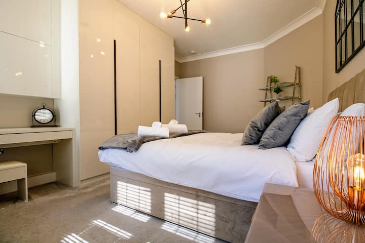 Wolsey Mansions, Northwood - Host & Stay