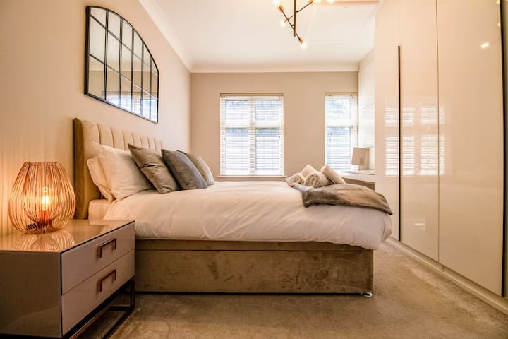 Wolsey Mansions, Northwood - Host & Stay