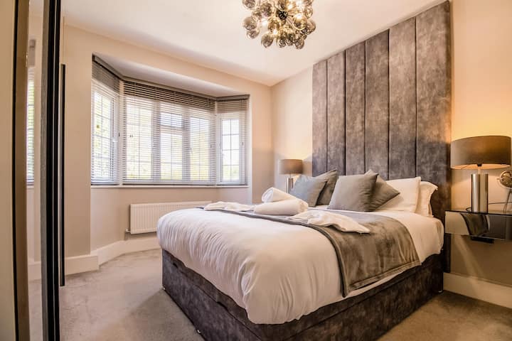 Wolsey Mansions, Northwood - Host & Stay