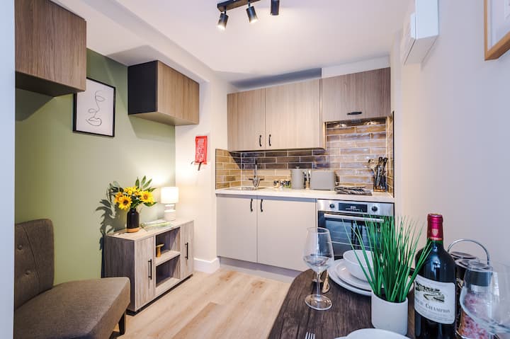 New! Stunning Studio In The City-centre, Sleeps 2! - Chester