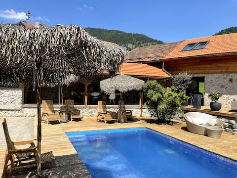 Stylish Alpine Lounge – Pool/Sauna/Jacuzzi, 8 people
