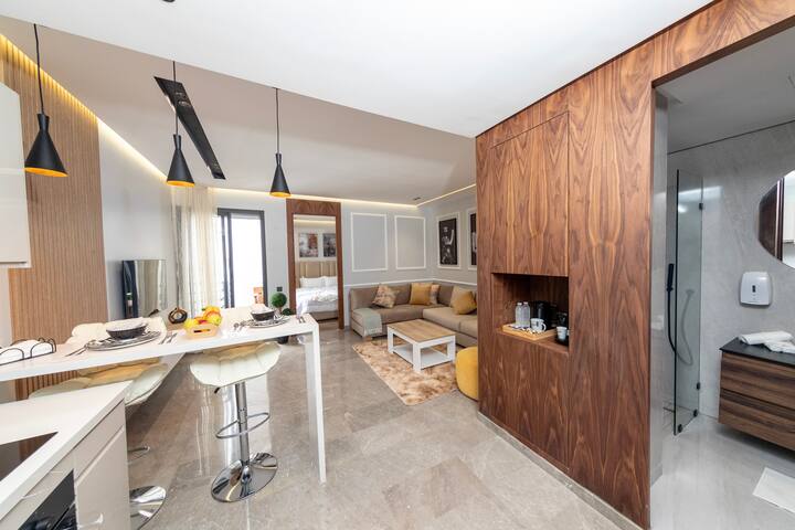 עיצוב עכשווי: הסלון מעוצב ברהיטים מודרניים ומסוגננים, ומציע אווירה אופנתית ומזמינה. צבעים ניטרליים ומבטאים דקורטיביים שנבחרו בקפידה יוצרים אווירה שלווה ומעודנת.