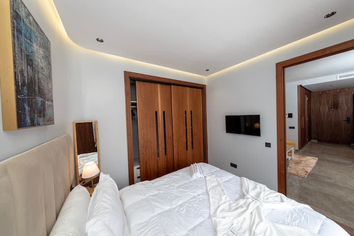 מיטה זוגית מוארת (קווין סייז)
שידת לילה וגוף תאורה
סדינים
חדר הלבשה גדול עם מגירות
מקום לאחסון בגדים
Chest Fort
Mirror
כריות ושמיכות נוספות
