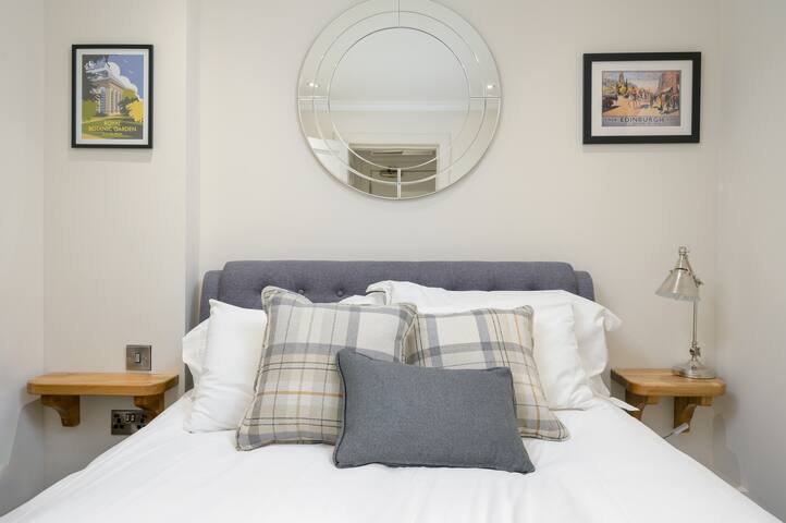 Historic 2 Bed in Ramsay Gardens – Pass the Keys gallery image 4