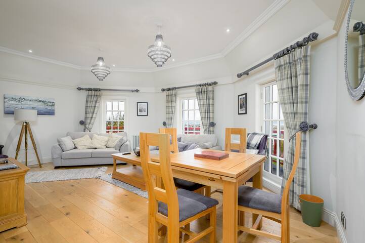 Historic 2 Bed in Ramsay Gardens – Pass the Keys gallery image 2