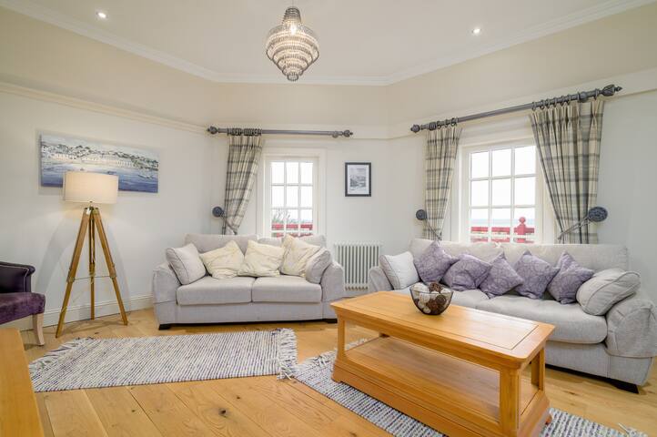 Historic 2 Bed in Ramsay Gardens – Pass the Keys gallery image 5