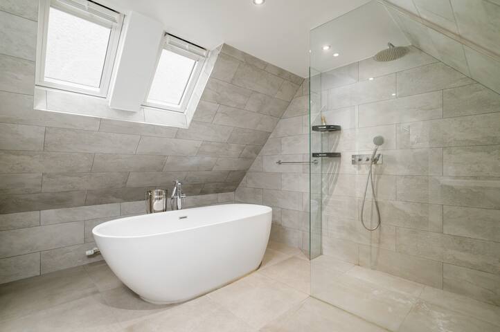 Historic 2 Bed in Ramsay Gardens – Pass the Keys gallery image 3