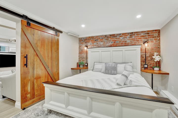 Modern Comfort In Historic Denver - Denver, CO