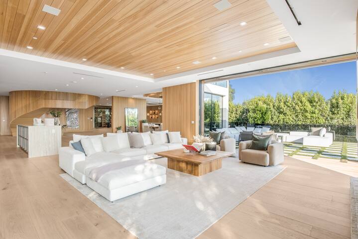 Opulent Bel-Air Paradise Perfect for Elegant Stays gallery image 3