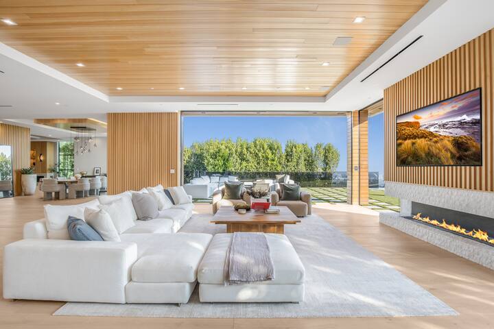 Opulent Bel-Air Paradise Perfect for Elegant Stays gallery image 2