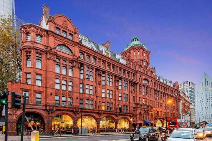 London City Center Apartment in Iconic Building gallery image 2