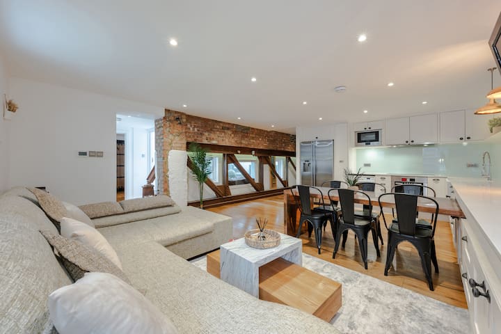 London City Center Apartment in Iconic Building