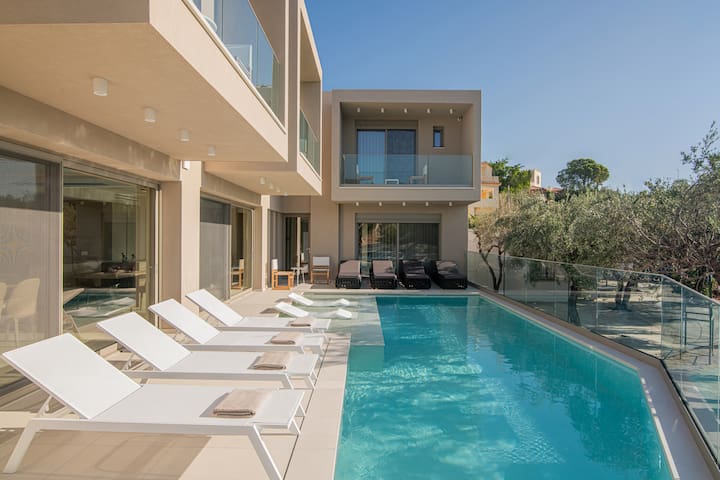 Beachfront Villa Dedicated Beach space – Breakfast