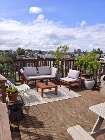 Spacious Penthouse w/Private Rooftop, Calm Central